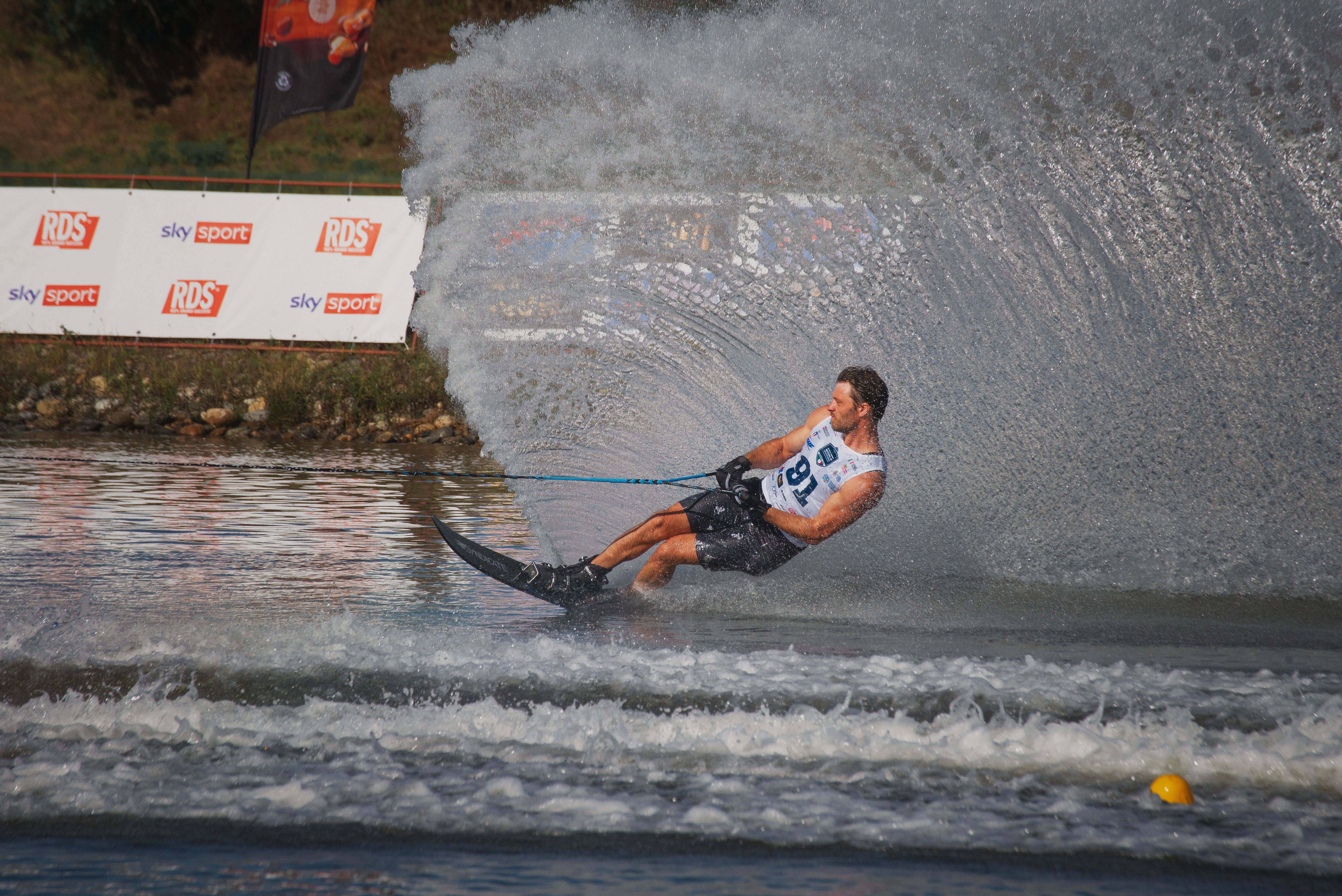 Ski nautique slalom